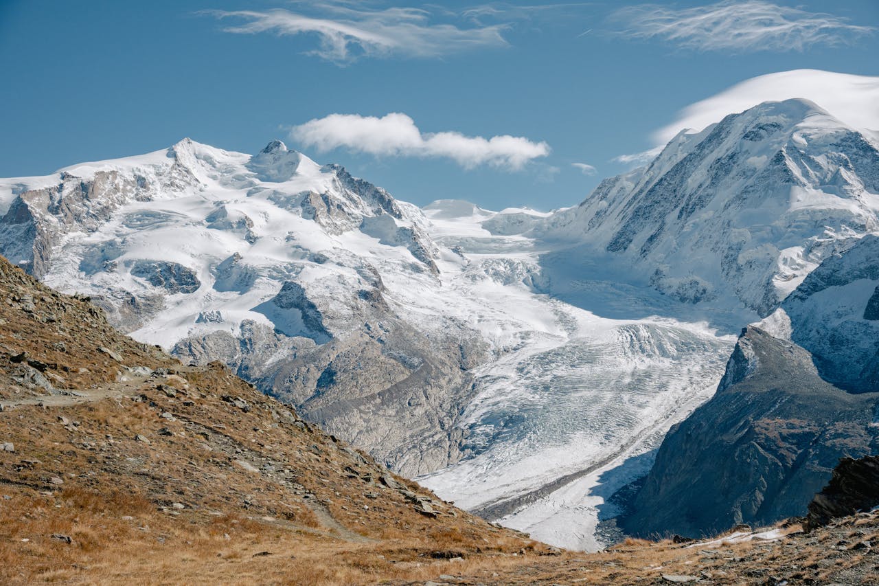 our-story-01 Majestic Alpine landscape with snow-covered peaks in Zermatt, Schweiz.